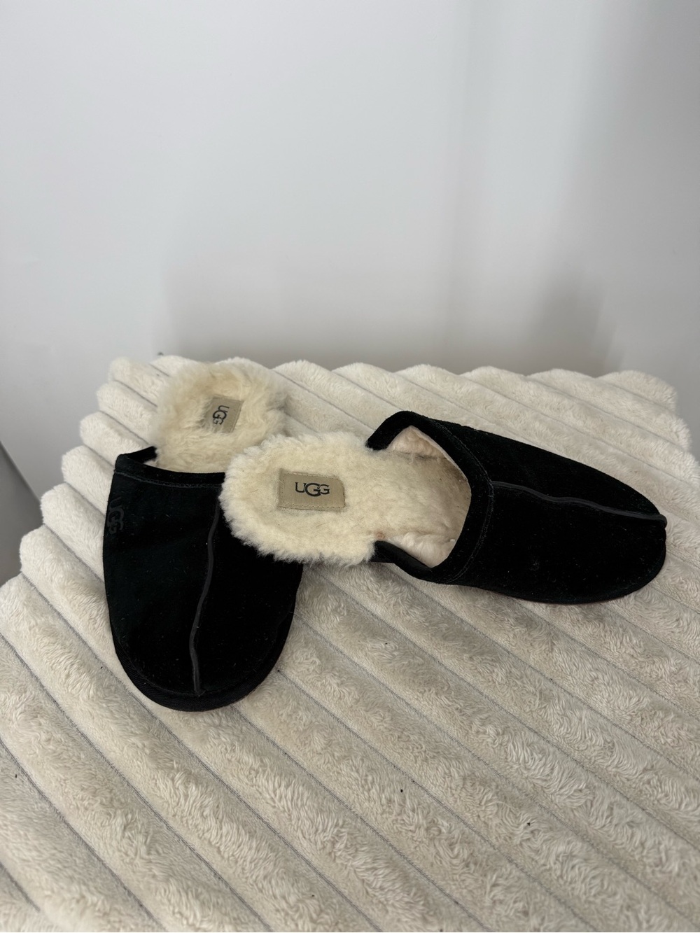 UGG Men’s Scuff Black Shearling-Lined Slippers size 8